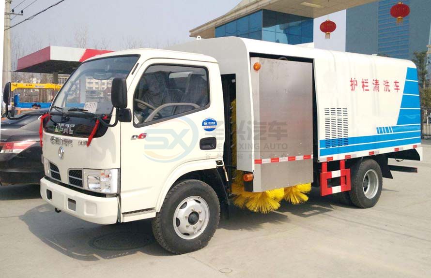 東風(fēng)多利卡護(hù)欄清洗車