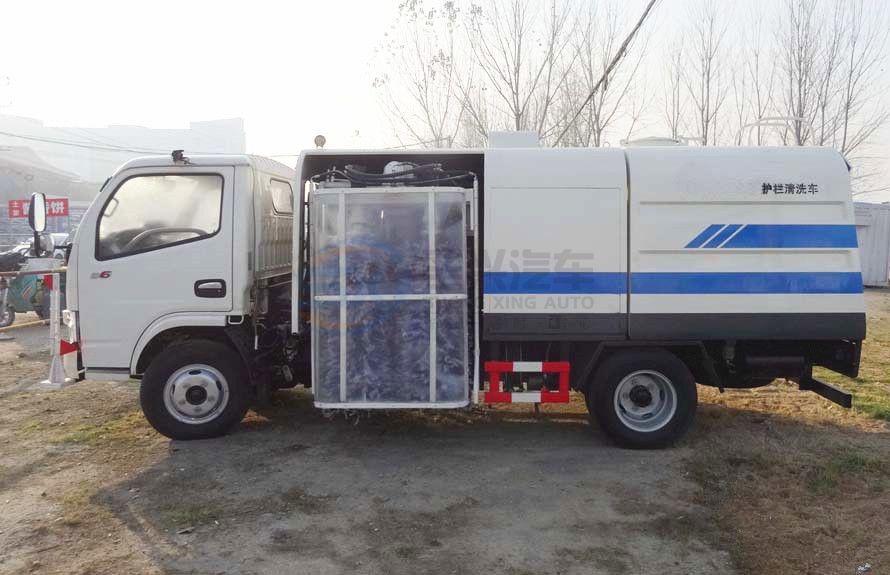 東風(fēng)多利卡護(hù)欄清洗車(chē)
