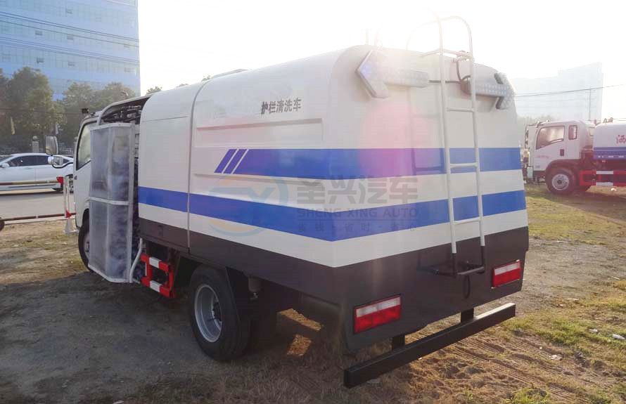 東風(fēng)多利卡護(hù)欄清洗車(chē)