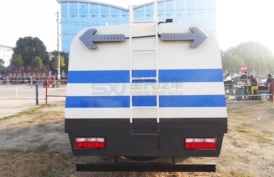 東風(fēng)多利卡護(hù)欄清洗車(chē)