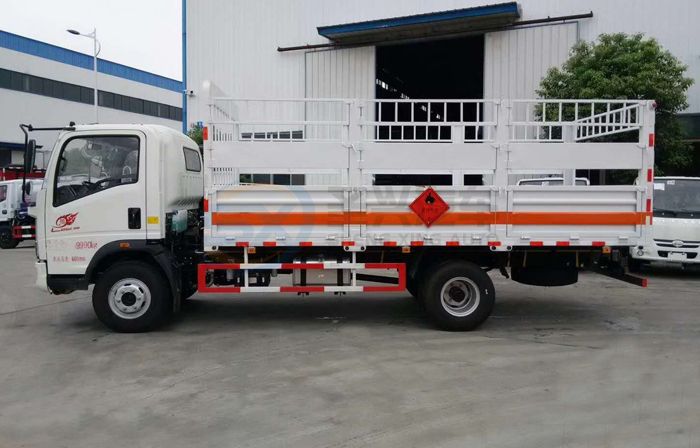 重汽豪沃5米1倉柵式氣瓶運(yùn)輸車