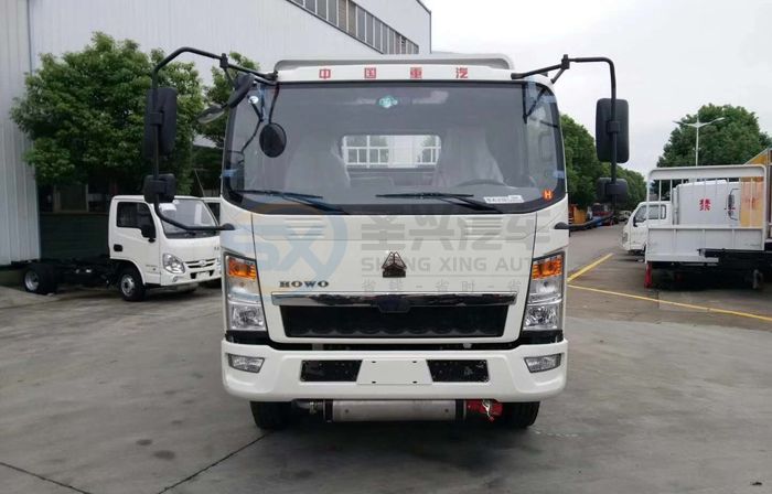重汽豪沃5米1倉柵式氣瓶運(yùn)輸車