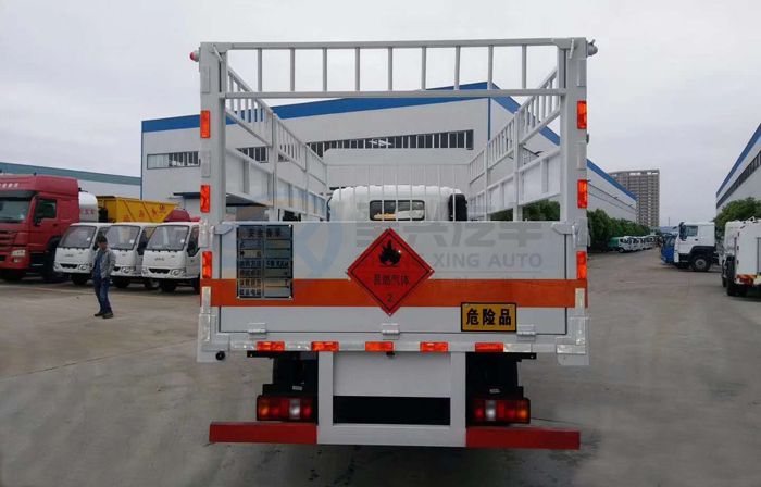 重汽豪沃5米1倉柵式氣瓶運(yùn)輸車