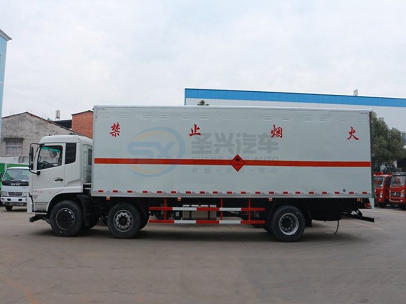 東風(fēng)天錦小三軸7米7爆破器材運(yùn)輸車