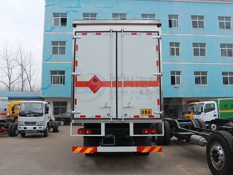 東風(fēng)天錦小三軸7米7爆破器材運(yùn)輸車