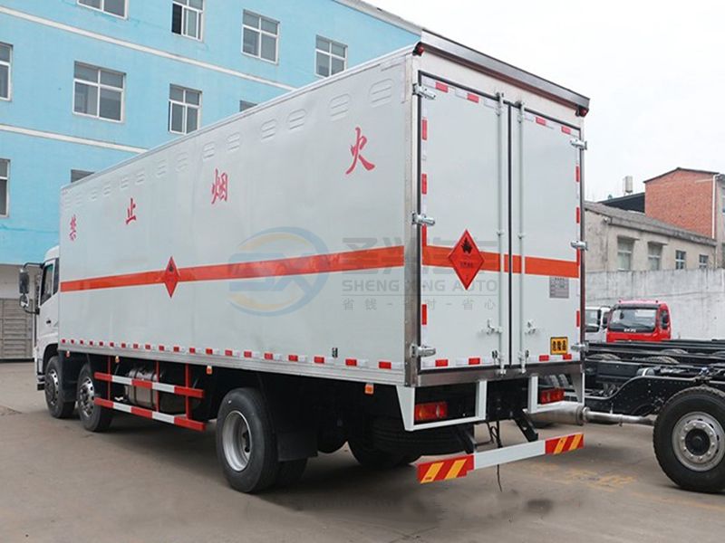 東風(fēng)天錦小三軸7米7爆破器材運(yùn)輸車