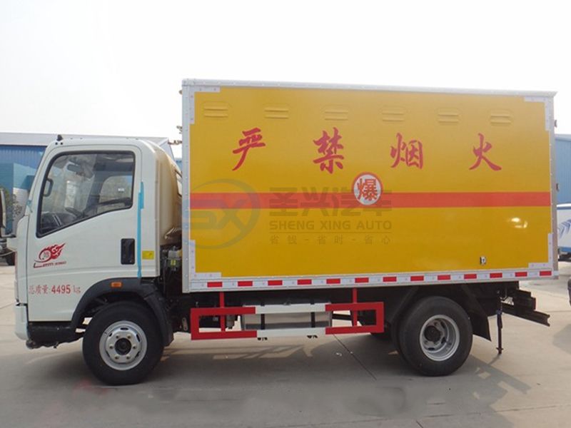 重汽豪沃4米1爆破器材運輸車