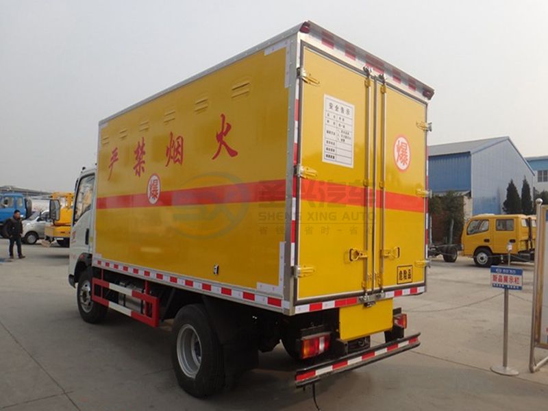 重汽豪沃4米1爆破器材運輸車