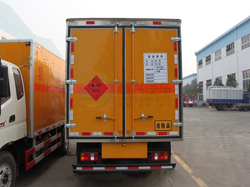 重汽豪沃4米1爆破器材運輸車