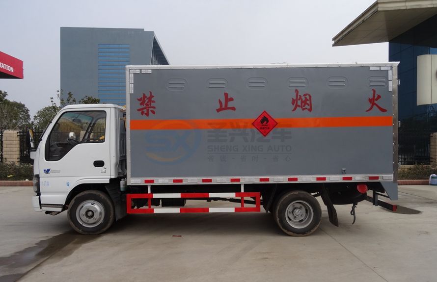 慶鈴五十鈴5.1米爆破器材運(yùn)輸車