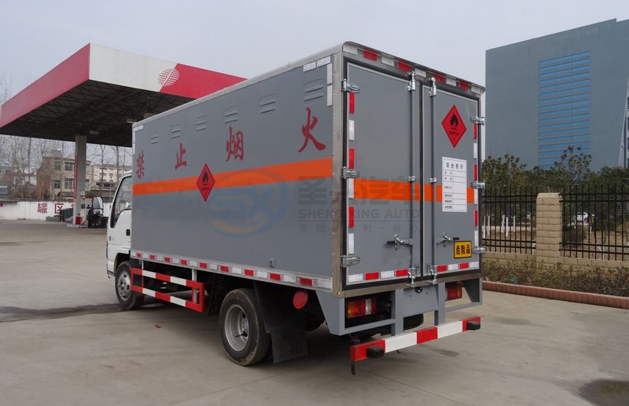慶鈴五十鈴5.1米爆破器材運(yùn)輸車