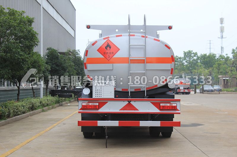 東風(fēng)多利卡D9運(yùn)油車