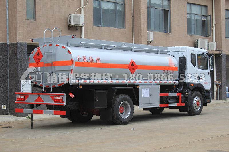 東風(fēng)多利卡D9運(yùn)油車