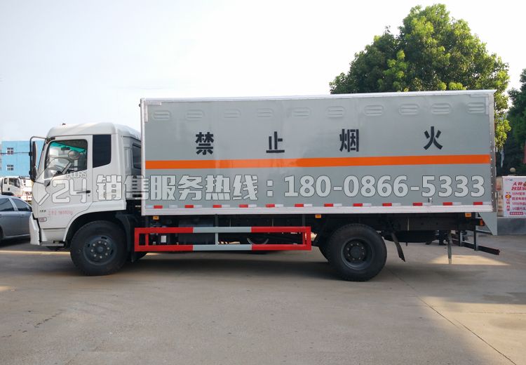東風(fēng)天錦6米5易燃液體廂式運(yùn)輸車(chē)