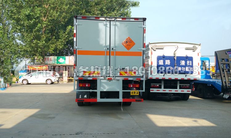 東風(fēng)天錦6米5易燃液體廂式運(yùn)輸車(chē)