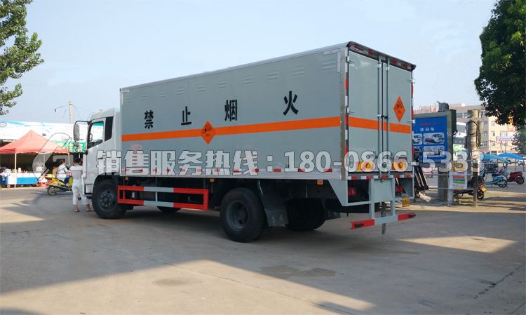 東風(fēng)天錦6米5易燃液體廂式運(yùn)輸車(chē)