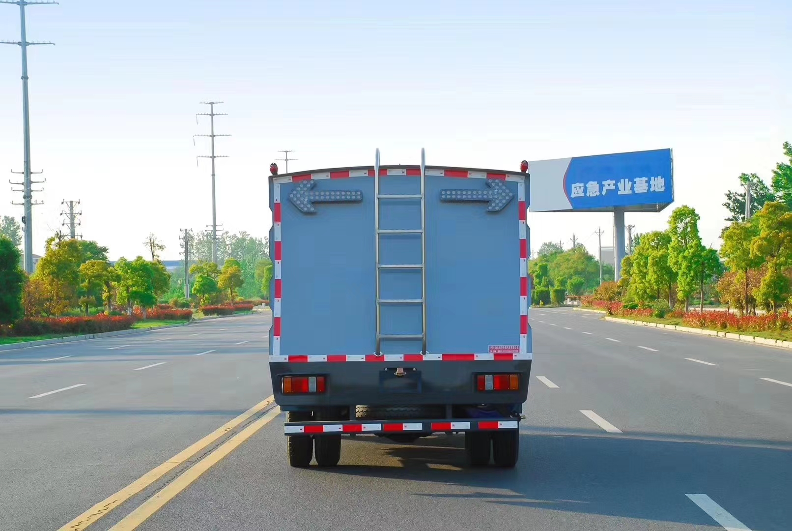 江鈴順達(dá)護(hù)欄清洗車