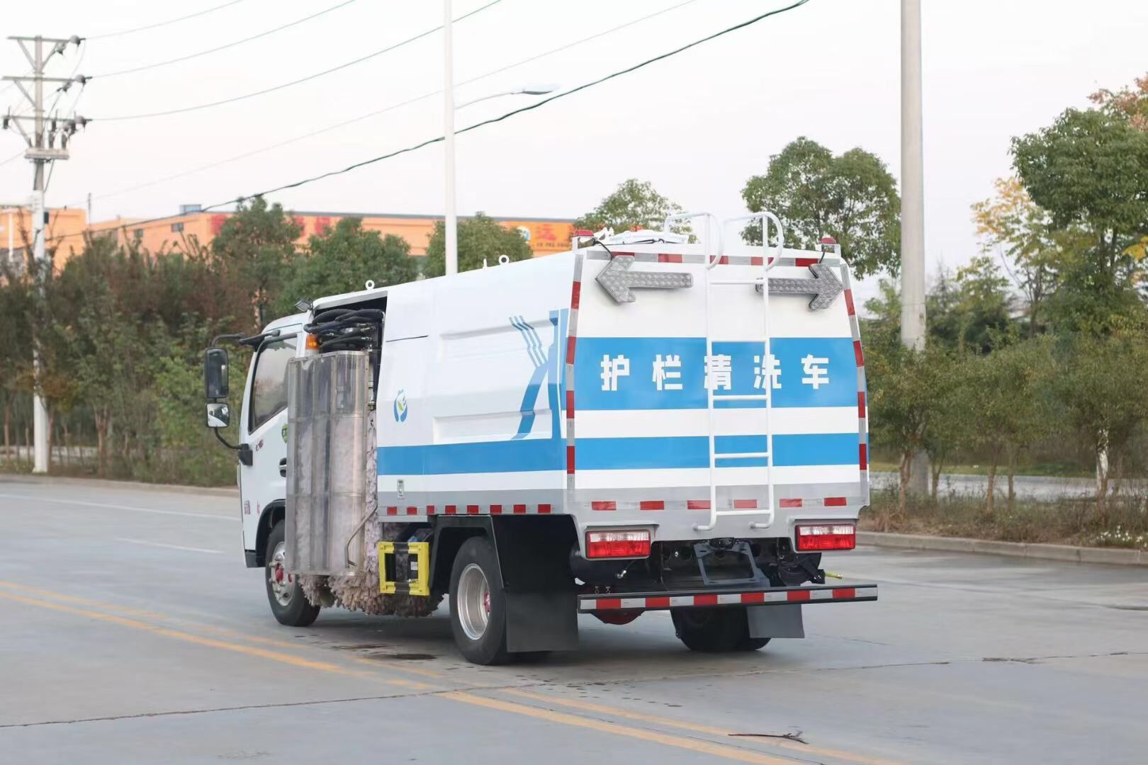 東風(fēng)多利卡護欄清洗車