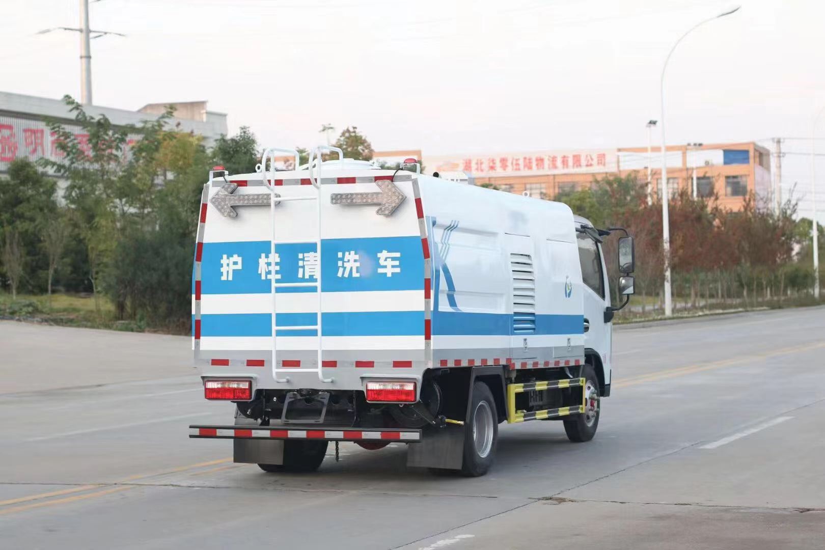 東風(fēng)多利卡護欄清洗車