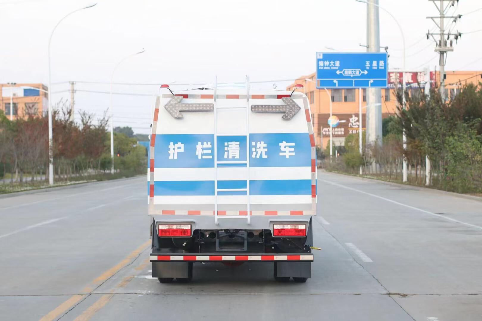 東風(fēng)多利卡護欄清洗車