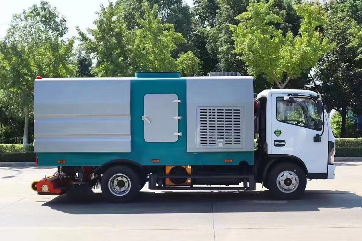 東風(fēng)多利卡后置吸塵車(chē)1+4方