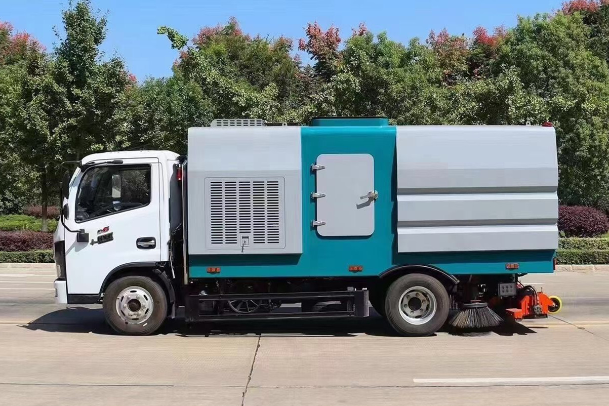 東風(fēng)多利卡后置吸塵車(chē)1+4方