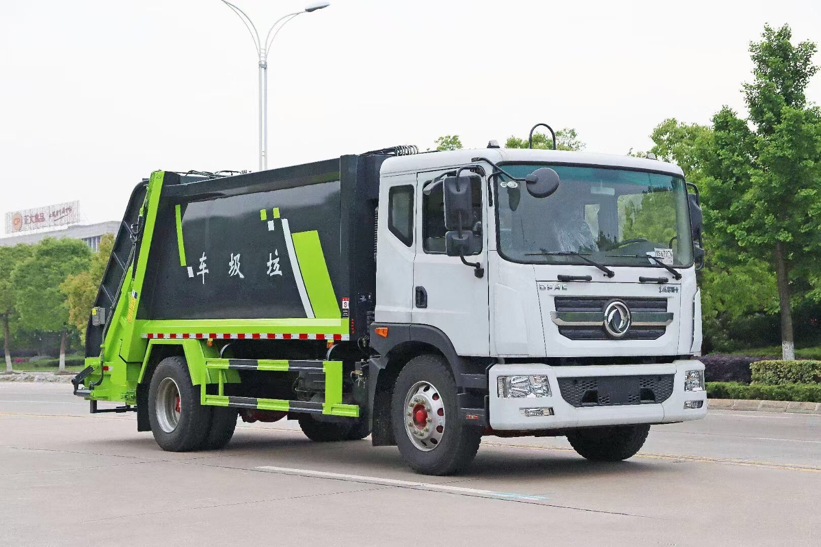 東風(fēng)多利卡D9壓縮式垃圾車13方
