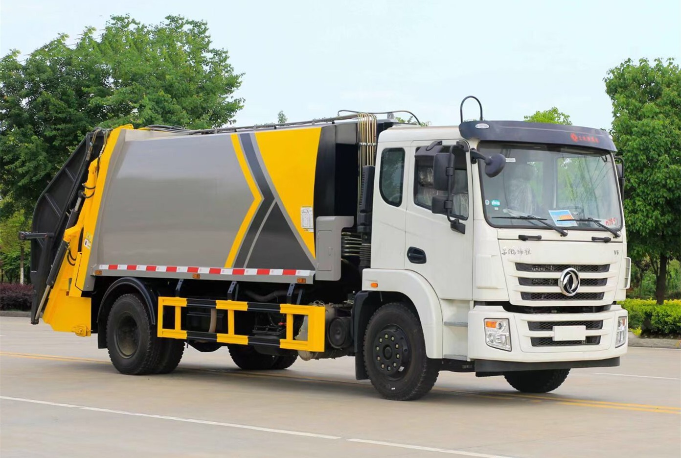 東風(fēng)錦程V6壓縮式垃圾車(chē)14方