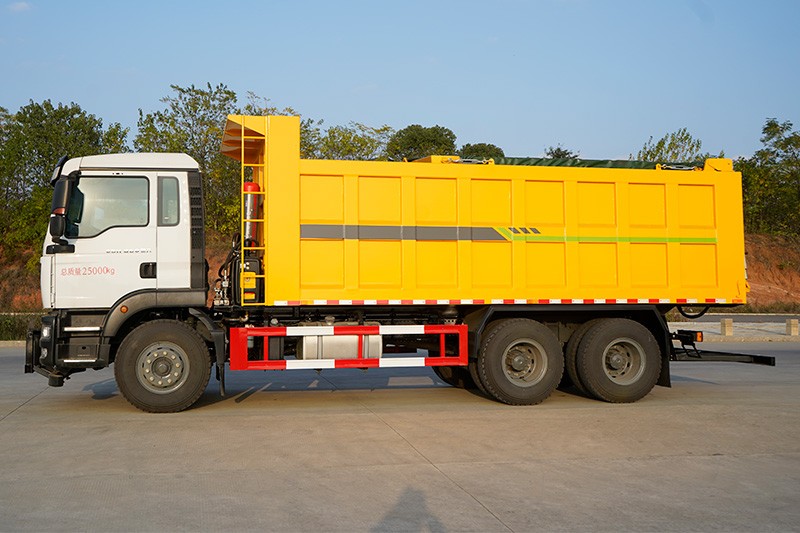 重汽汕德卡后雙橋除雪車(chē)