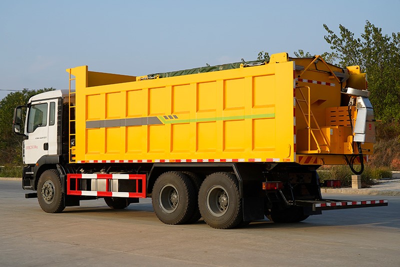 重汽汕德卡后雙橋除雪車(chē)