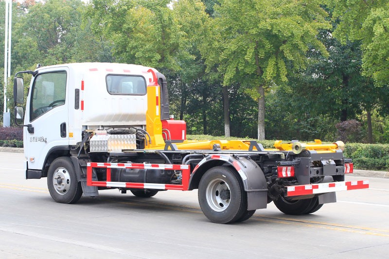 東風(fēng)柳汽L2勾臂套臂垃圾車 6方(可拉建筑垃圾箱)  