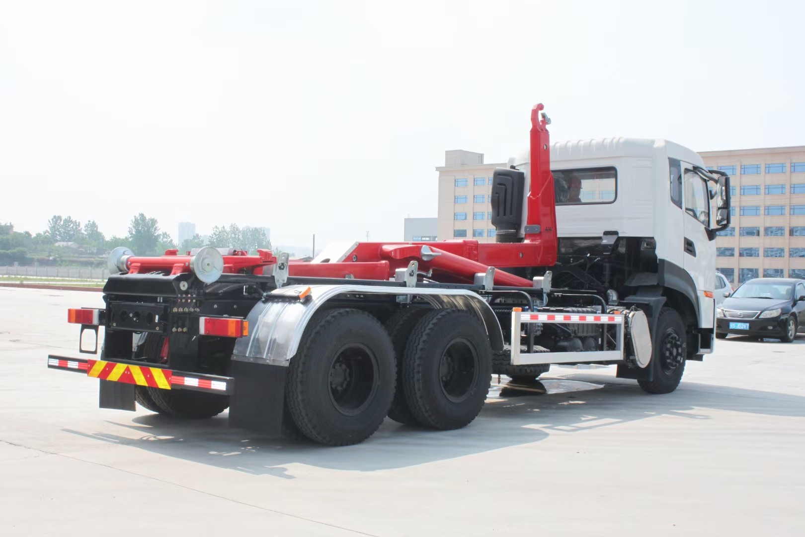 東風(fēng)天KL后雙橋鉤臂式垃圾車 20方