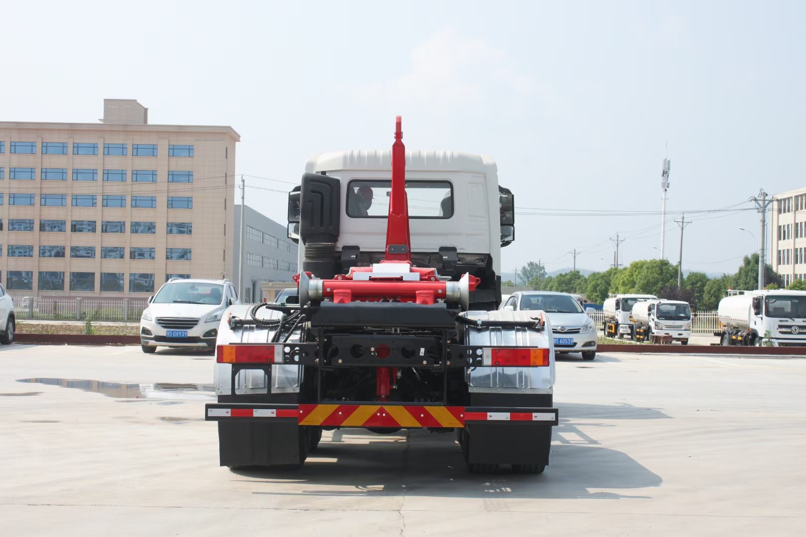 東風(fēng)天KL后雙橋鉤臂式垃圾車 20方