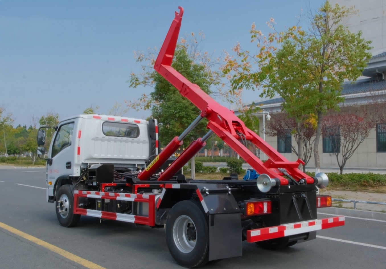 躍進(jìn)藍(lán)牌(地庫)勾臂垃圾車 7方建筑垃圾箱  