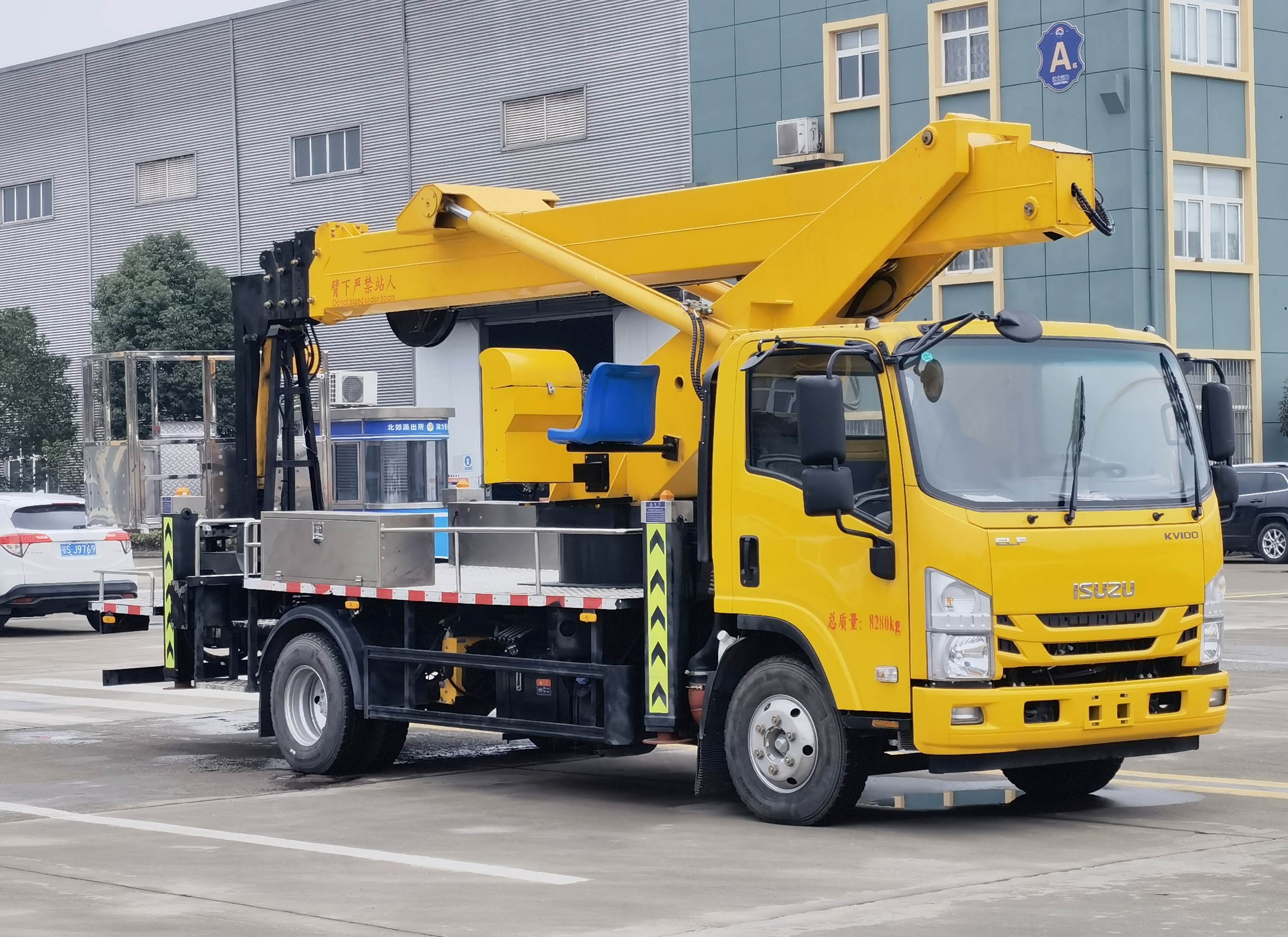 慶鈴五十鈴KV100直臂式32米高空作業(yè)車(chē)