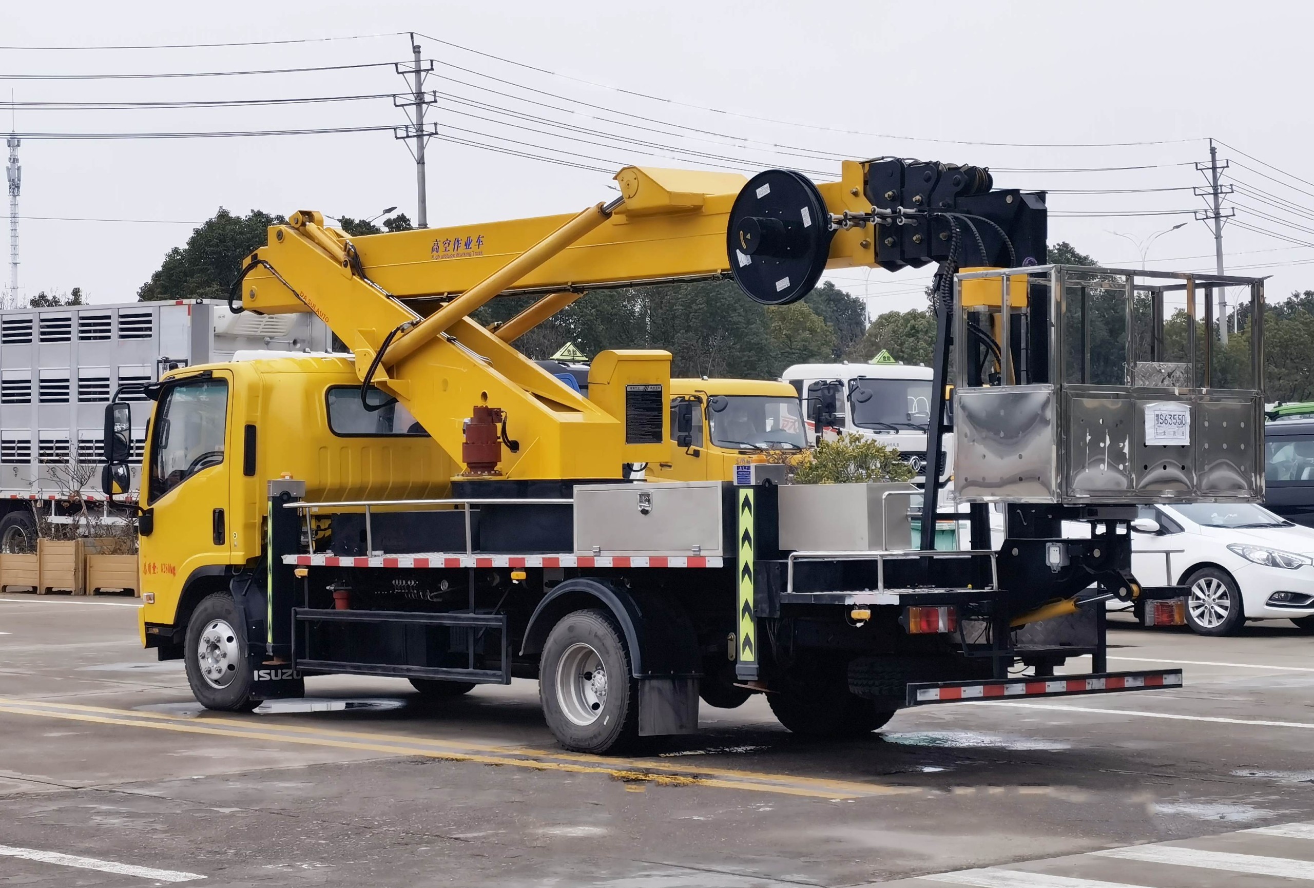 慶鈴五十鈴KV100直臂式32米高空作業(yè)車(chē)