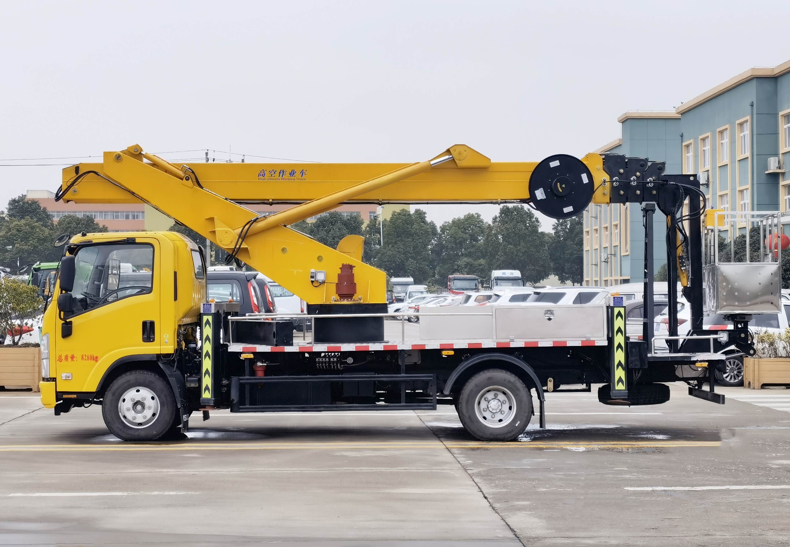 慶鈴五十鈴KV100直臂式32米高空作業(yè)車(chē)