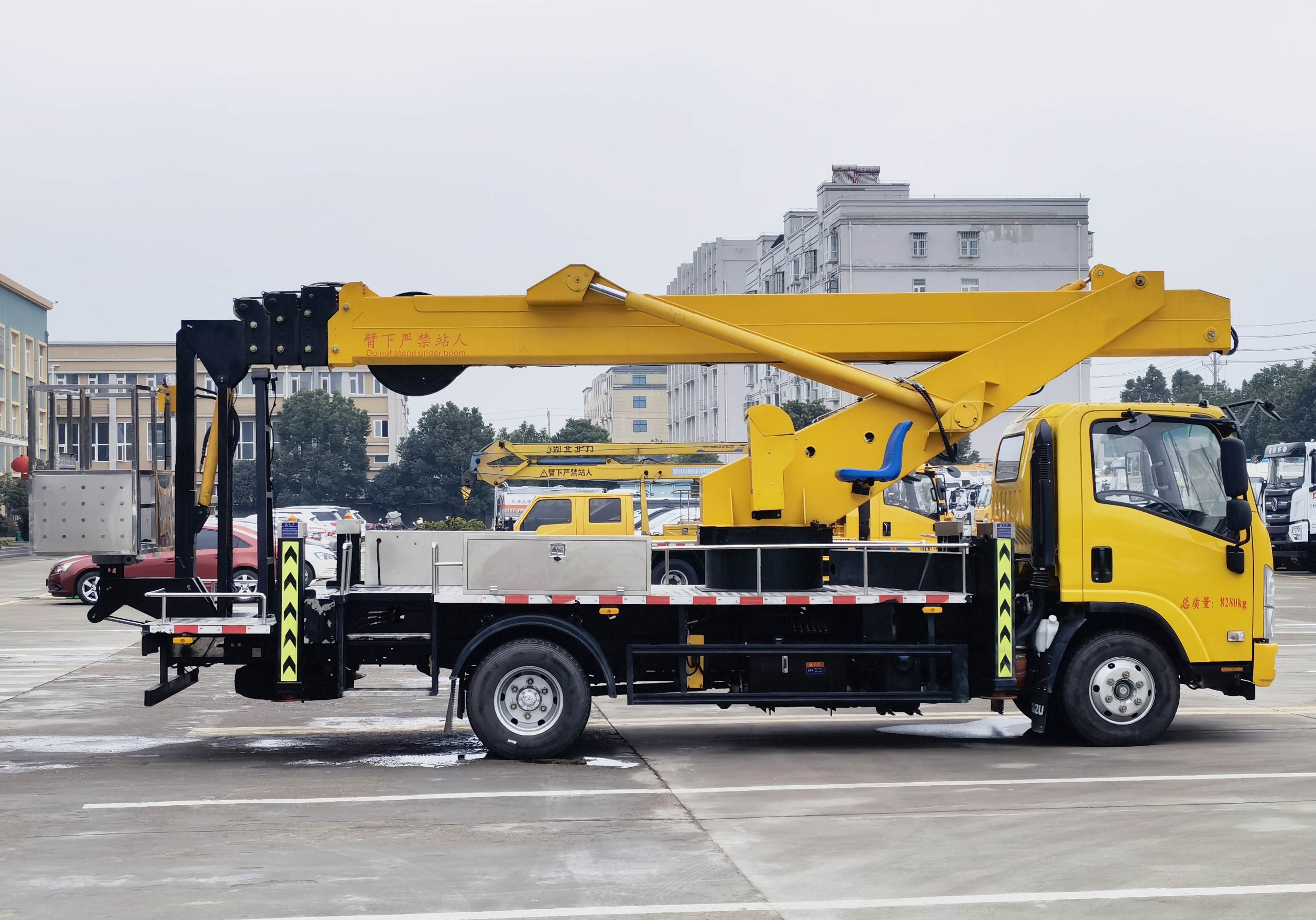 慶鈴五十鈴KV100直臂式32米高空作業(yè)車(chē)