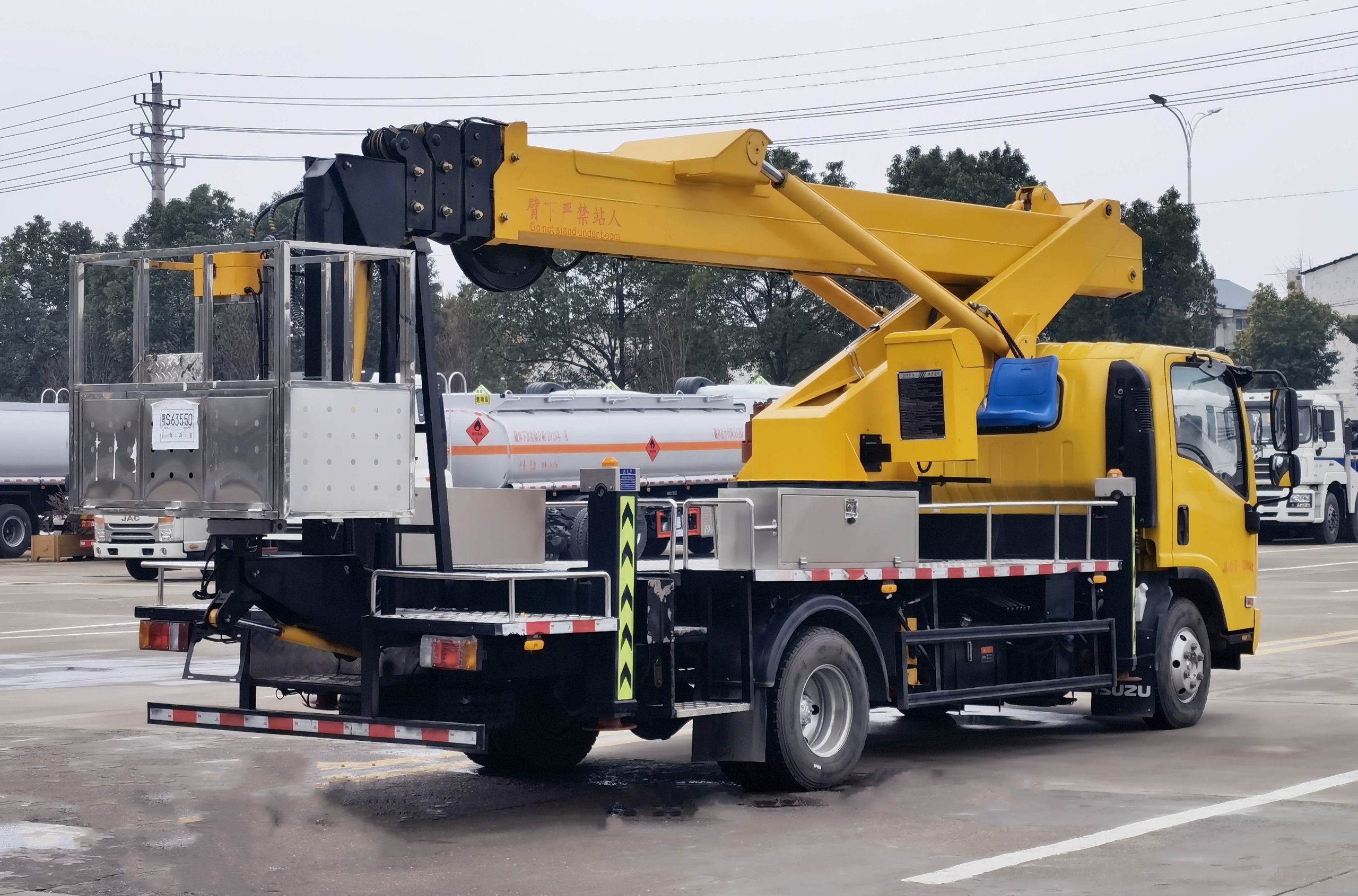慶鈴五十鈴KV100直臂式32米高空作業(yè)車(chē)
